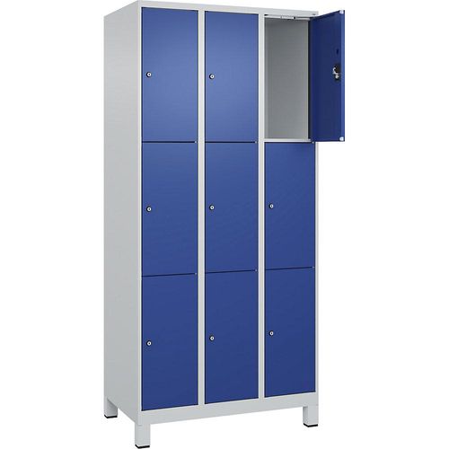 4068192015369 - 3er-Schließfachschrank Evolo PLUS 3 Abteile lichtgrau   enzianblau B 900 mm 9 Fächer mit breiten Füßen Zylinderschloss kaiserkraft