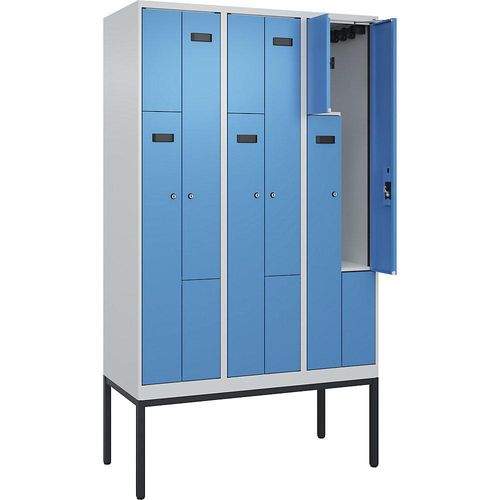 4068192980711 - Z-Spind Evolo PLUS 3 Abteile lichtgrau lichtblau B 1200 mm 6 Fächer mit schmalen Füßen Zylinderschloss kaiserkraft 4068192980711 - Z-Spind Evolo PLUS 3 Abteile lichtgrau lichtblau B 1200 mm 6 Fächer mit schmalen Füßen Zylinderschloss kaiserkraft