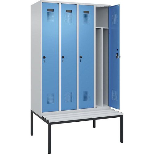 4068192358848 - Schwarz-Weiß-Spind Evolo PLUS Sitzbank schmal 4 Abteile Trennwand verkürzt lichtgrau   lichtblau B 1200 mm Sicherheits-Drehriegel mit untergebauter Sitzbank Kunststoff kaiserkraft