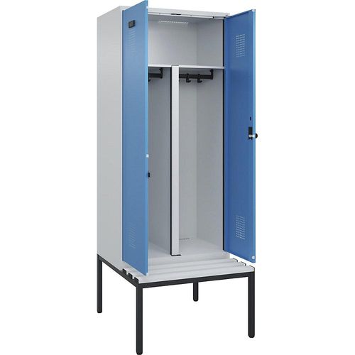 4068192359142 - Schwarz-Weiß-Spind Evolo PLUS Sitzbank 2 Abteile Trennwand verkürzt lichtgrau   lichtblau B 800 mm Sicherheits-Drehriegel mit untergebauter Sitzbank Kunststoff kaiserkraft