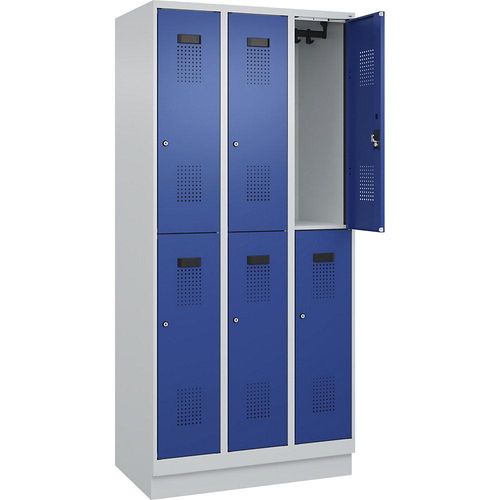 4067521974865 - Doppelstock-Spind Evolo PLUS 3 Abteile lichtgrau   enzianblau B 900 mm mit Bodensockel Zylinderschloss