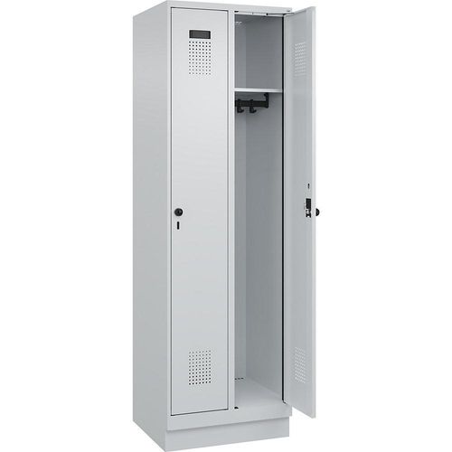 4067521940419 - Kleiderspind Evolo Plus 2 Abteile 300 mm Abteilbreite mit Sockel Anschlag rechts Drehriegel B 600 x T 500 x H 1950 mm lichtgrau lichtgrau