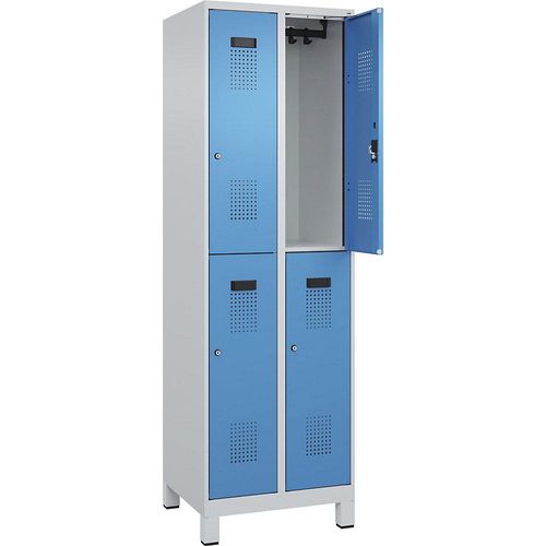 4067521975923 - Doppelstock-Spind Evolo PLUS 2 Abteile lichtgrau lichtblau B 600 mm mit breiten Füßen Zylinderschloss C+P 4067521975923 - Doppelstock-Spind Evolo PLUS 2 Abteile lichtgrau lichtblau B 600 mm mit breiten Füßen Zylinderschloss C+P