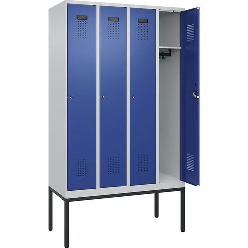 4068192261452 - Spind Evolo PLUS 4 Abteile lichtgrau enzianblau B 1200 mm mit schmalen Füßen Zylinderschloss 4068192261452 - Spind Evolo PLUS 4 Abteile lichtgrau enzianblau B 1200 mm mit schmalen Füßen Zylinderschloss