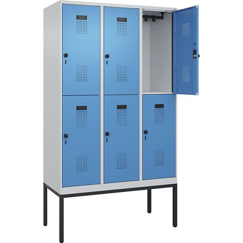 4068192157090 - Doppelstock-Spind Evolo PLUS 3 Abteile lichtgrau   lichtblau B 1200 mm mit schmalen Füßen Drehriegel