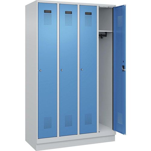 4067521975619 - Spind Evolo PLUS 4 Abteile lichtgrau lichtblau B 1200 mm mit Bodensockel Zylinderschloss 4067521975619 - Spind Evolo PLUS 4 Abteile lichtgrau lichtblau B 1200 mm mit Bodensockel Zylinderschloss