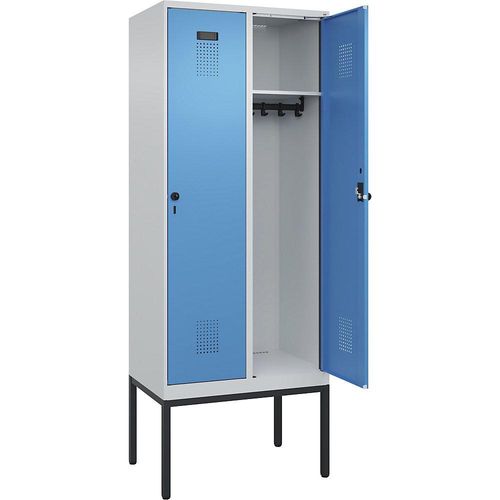 4068192157007 - Spind Evolo PLUS 2 Abteile lichtgrau lichtblau B 800 mm mit schmalen Füßen Drehriegel C+P 4068192157007 - Spind Evolo PLUS 2 Abteile lichtgrau lichtblau B 800 mm mit schmalen Füßen Drehriegel C+P