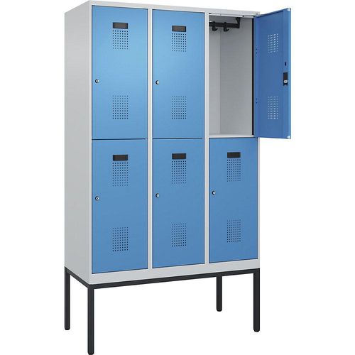 4068192262879 - Doppelstock-Spind Evolo PLUS 3 Abteile lichtgrau lichtblau B 1200 mm mit schmalen Füßen Zylinderschloss 4068192262879 - Doppelstock-Spind Evolo PLUS 3 Abteile lichtgrau lichtblau B 1200 mm mit schmalen Füßen Zylinderschloss