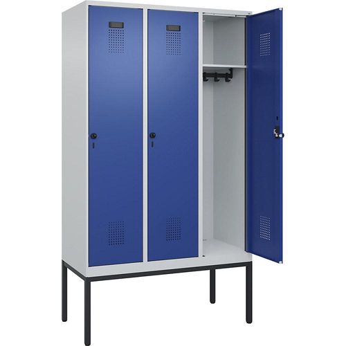 4068192155706 - Spind Evolo PLUS 3 Abteile lichtgrau enzianblau B 1200 mm mit schmalen Füßen Drehriegel 4068192155706 - Spind Evolo PLUS 3 Abteile lichtgrau enzianblau B 1200 mm mit schmalen Füßen Drehriegel