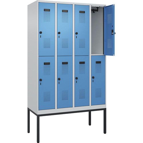 4068192157069 - Doppelstock-Spind Evolo PLUS 4 Abteile lichtgrau lichtblau B 1200 mm mit schmalen Füßen Drehriegel 4068192157069 - Doppelstock-Spind Evolo PLUS 4 Abteile lichtgrau lichtblau B 1200 mm mit schmalen Füßen Drehriegel