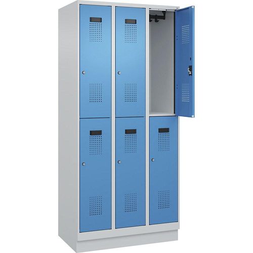 4067521976012 - Doppelstock-Spind Evolo PLUS 3 Abteile lichtgrau   lichtblau B 900 mm mit Bodensockel Zylinderschloss