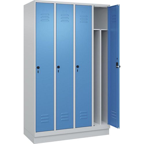 4066681656734 - Schwarz-Weiß-Spind Classic PLUS schmal 4 Abteile Trennwand verkürzt lichtgrau   lichtblau B 1200 mm mit Bodensockel Drehriegel Trennwand mittig C+P