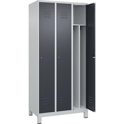 4066681613287 - Schwarz-Weiß-Spind Classic PLUS schmal 3 Abteile Trennwand verkürzt lichtgrau   grau B 900 mm mit Füßen Zylinderschloss Trennwand mittig C+P