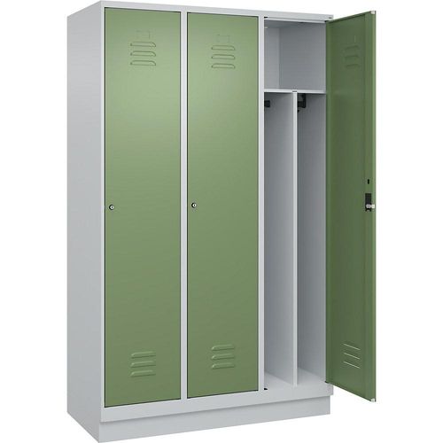 4066681656000 - Schwarz-Weiß-Spind Classic PLUS schmal 3 Abteile Trennwand verkürzt lichtgrau   resedagrün B 1200 mm mit Bodensockel Zylinderschloss Trennwand mittig C+P