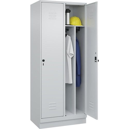 4066681654389 - Schwarz-Weiß-Spind Classic PLUS schmal 2 Abteile Trennwand verkürzt lichtgrau B 800 mm mit Bodensockel Drehriegel Trennwand mittig C+P