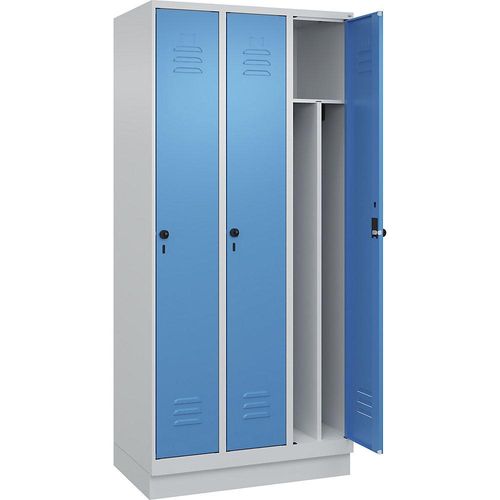 4066681655232 - Schwarz-Weiß-Spind Classic PLUS schmal 3 Abteile Trennwand verkürzt lichtgrau   lichtblau B 900 mm mit Bodensockel Drehriegel Trennwand mittig