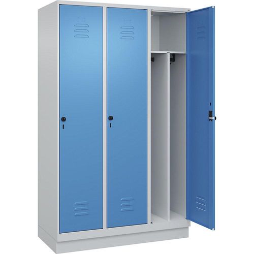 4066681655836 - Schwarz-Weiß-Spind Classic PLUS schmal 3 Abteile Trennwand verkürzt lichtgrau   lichtblau B 1200 mm mit Bodensockel Drehriegel Trennwand mittig C+P