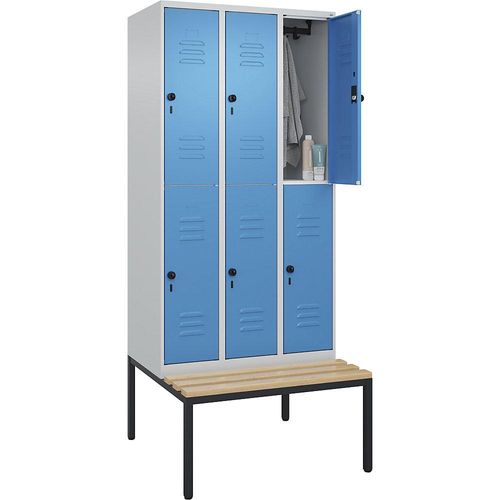 4066681748910 - Doppelstock-Spind Classic PLUS Sitzbank 3 Abteile lichtgrau lichtblau B 900 mm Sicherheits-Drehriegel untergebaut Buche-Hartholz C+P 4066681748910 - Doppelstock-Spind Classic PLUS Sitzbank 3 Abteile lichtgrau lichtblau B 900 mm Sicherheits-Drehriegel untergebaut Buche-Hartholz C+P