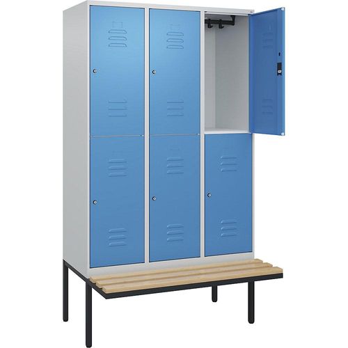 4066681801745 - Doppelstock-Spind Classic PLUS Sitzbank 3 Abteile lichtgrau lichtblau B 1200 mm Zylinderschloss auskragend Buche-Hartholz C+P 4066681801745 - Doppelstock-Spind Classic PLUS Sitzbank 3 Abteile lichtgrau lichtblau B 1200 mm Zylinderschloss auskragend Buche-Hartholz C+P