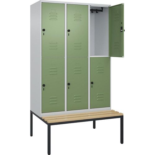 4066681749238 - Doppelstock-Spind Classic PLUS Sitzbank 3 Abteile lichtgrau   resedagrün B 1200 mm Sicherheits-Drehriegel untergebaut Buche-Hartholz C+P