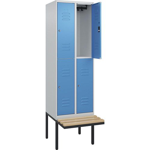 4066681798595 - Doppelstock-Spind Classic PLUS Sitzbank 2 Abteile lichtgrau   lichtblau B 600 mm Zylinderschloss auskragend Buche-Hartholz C+P