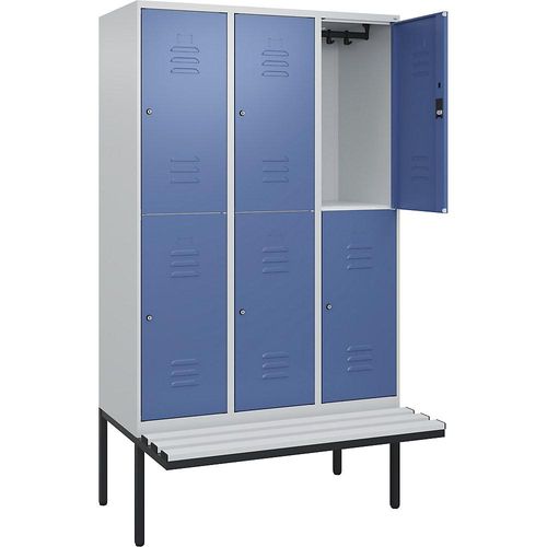 4066681801004 - Doppelstock-Spind Classic PLUS Sitzbank 3 Abteile lichtgrau fernblau B 1200 mm Zylinderschloss auskragend Kunststoff C+P 4066681801004 - Doppelstock-Spind Classic PLUS Sitzbank 3 Abteile lichtgrau fernblau B 1200 mm Zylinderschloss auskragend Kunststoff C+P