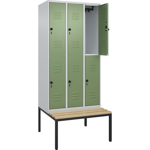 4066681748934 - Doppelstock-Spind Classic PLUS Sitzbank 3 Abteile lichtgrau   resedagrün B 900 mm Sicherheits-Drehriegel untergebaut Buche-Hartholz C+P