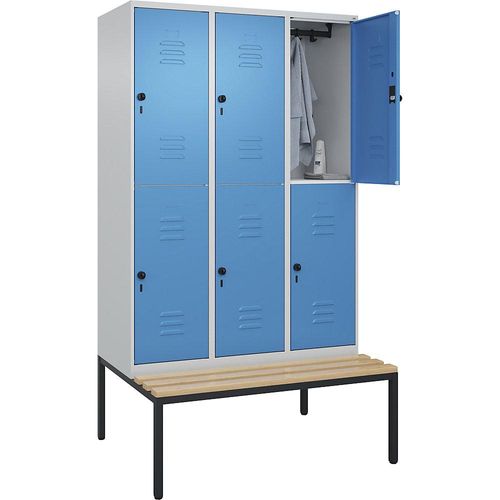 4066681749214 - Doppelstock-Spind Classic PLUS Sitzbank 3 Abteile lichtgrau   lichtblau B 1200 mm Sicherheits-Drehriegel untergebaut Buche-Hartholz C+P