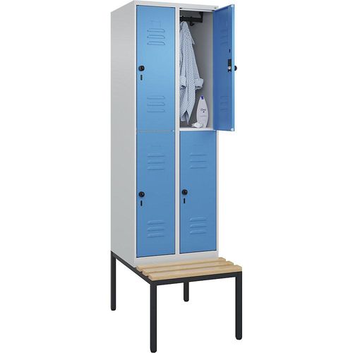 4066681748323 - Doppelstock-Spind Classic PLUS Sitzbank 2 Abteile lichtgrau   lichtblau B 600 mm Sicherheits-Drehriegel untergebaut Buche-Hartholz C+P