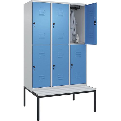 4066681808355 - Doppelstock-Spind Classic PLUS Sitzbank 3 Abteile lichtgrau lichtblau B 1200 mm Sicherheits-Drehriegel untergebaut Kunststoff C+P 4066681808355 - Doppelstock-Spind Classic PLUS Sitzbank 3 Abteile lichtgrau lichtblau B 1200 mm Sicherheits-Drehriegel untergebaut Kunststoff C+P