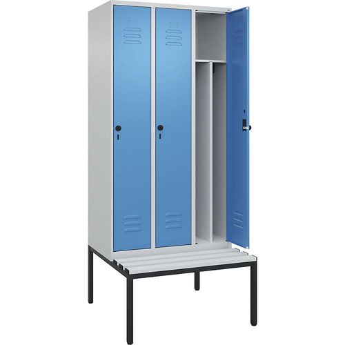 4066681792890 - Schwarz-Weiß-Spind Classic PLUS Sitzbank schmal 3 Abteile Trennwand verkürzt lichtgrau lichtblau B 900 mm Sicherheits-Drehriegel untergebaut Kunststoff C+P 4066681792890 - Schwarz-Weiß-Spind Classic PLUS Sitzbank schmal 3 Abteile Trennwand verkürzt lichtgrau lichtblau B 900 mm Sicherheits-Drehriegel untergebaut Kunststoff C+P