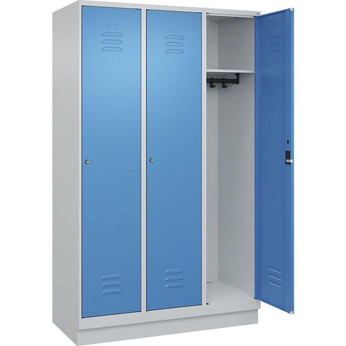 4066681655683 - Spind Classic PLUS 3 Abteile lichtgrau   lichtblau B 1200 mm mit Bodensockel Zylinderschloss