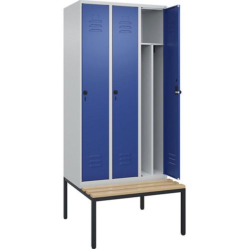 4066681744714 - Schwarz-Weiß-Spind Classic PLUS Sitzbank schmal 3 Abteile Trennwand verkürzt lichtgrau   enzianblau B 900 mm Sicherheits-Drehriegel untergebaut Buche-Hartholz C+P