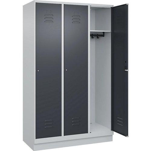 4066681655720 - Spind Classic PLUS 3 Abteile lichtgrau grau B 1200 mm mit Bodensockel Zylinderschloss 4066681655720 - Spind Classic PLUS 3 Abteile lichtgrau grau B 1200 mm mit Bodensockel Zylinderschloss