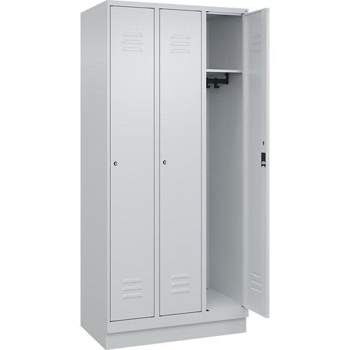 4066681655133 - Spind Classic PLUS 3 Abteile lichtgrau B 900 mm mit Bodensockel Zylinderschloss