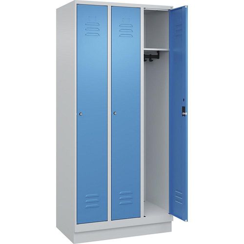4066681655089 - Spind Classic PLUS 3 Abteile lichtgrau   lichtblau B 900 mm mit Bodensockel Zylinderschloss