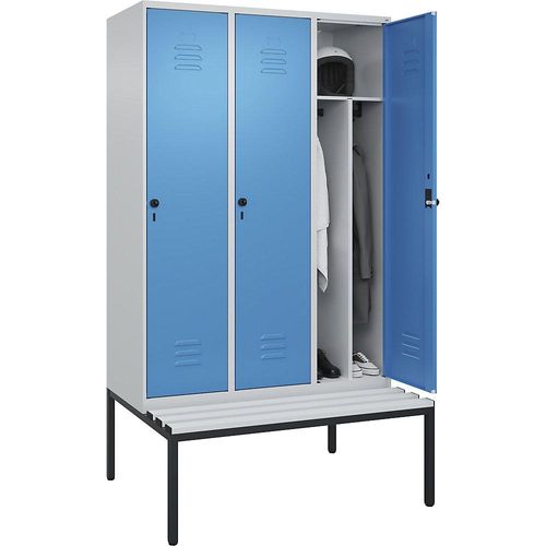 4066681793347 - Schwarz-Weiß-Spind Classic PLUS Sitzbank schmal 3 Abteile Trennwand verkürzt lichtgrau lichtblau B 1200 mm Sicherheits-Drehriegel untergebaut Kunststoff C+P 4066681793347 - Schwarz-Weiß-Spind Classic PLUS Sitzbank schmal 3 Abteile Trennwand verkürzt lichtgrau lichtblau B 1200 mm Sicherheits-Drehriegel untergebaut Kunststoff C+P