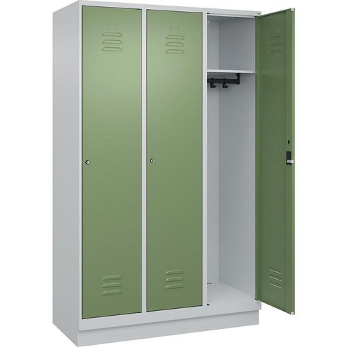 4066681655706 - Spind Classic PLUS 3 Abteile lichtgrau   resedagrün B 1200 mm mit Bodensockel Zylinderschloss