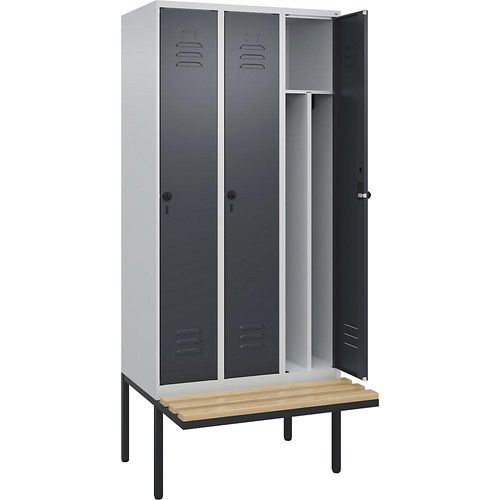 4066681741324 - Schwarz-Weiß-Spind Classic PLUS Sitzbank schmal 3 Abteile Trennwand verkürzt lichtgrau   grau B 900 mm Sicherheits-Drehriegel auskragend Buche-Hartholz C+P