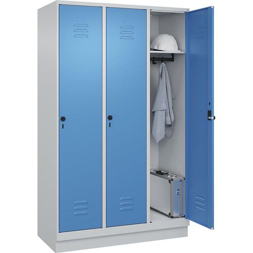 4066681655539 - Spind Classic PLUS 3 Abteile lichtgrau   lichtblau B 1200 mm mit Bodensockel Drehriegel