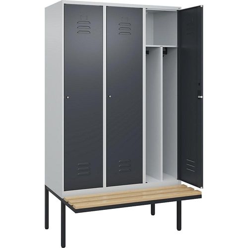 4066681817692 - Schwarz-Weiß-Spind Classic PLUS Sitzbank schmal 3 Abteile Trennwand verkürzt lichtgrau   grau B 1200 mm Zylinderschloss auskragend Buche-Hartholz C+P