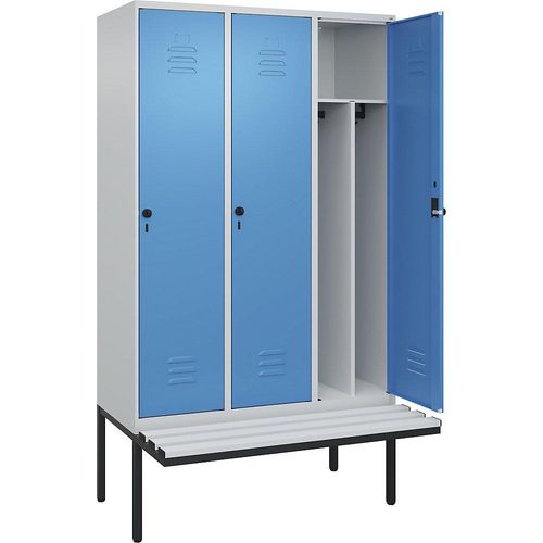 4066681787933 - Schwarz-Weiß-Spind Classic PLUS Sitzbank schmal 3 Abteile Trennwand verkürzt lichtgrau   lichtblau B 1200 mm Sicherheits-Drehriegel auskragend Kunststoff C+P