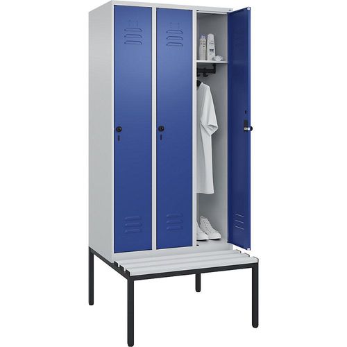 4066681792586 - Spind Classic PLUS Sitzbank 3 Abteile lichtgrau enzianblau B 900 mm Sicherheits-Drehriegel untergebaut Kunststoff C+P 4066681792586 - Spind Classic PLUS Sitzbank 3 Abteile lichtgrau enzianblau B 900 mm Sicherheits-Drehriegel untergebaut Kunststoff C+P