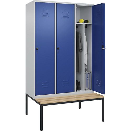 4066681745162 - Schwarz-Weiß-Spind Classic PLUS Sitzbank schmal 3 Abteile Trennwand verkürzt lichtgrau   enzianblau B 1200 mm Sicherheits-Drehriegel untergebaut Buche-Hartholz C+P