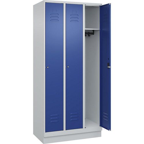 4066681655072 - Spind Classic PLUS 3 Abteile lichtgrau enzianblau B 900 mm mit Bodensockel Zylinderschloss 4066681655072 - Spind Classic PLUS 3 Abteile lichtgrau enzianblau B 900 mm mit Bodensockel Zylinderschloss