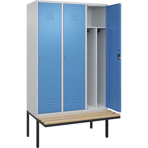 4066681817654 - Schwarz-Weiß-Spind Classic PLUS Sitzbank schmal 3 Abteile Trennwand verkürzt lichtgrau   lichtblau B 1200 mm Zylinderschloss auskragend Buche-Hartholz C+P