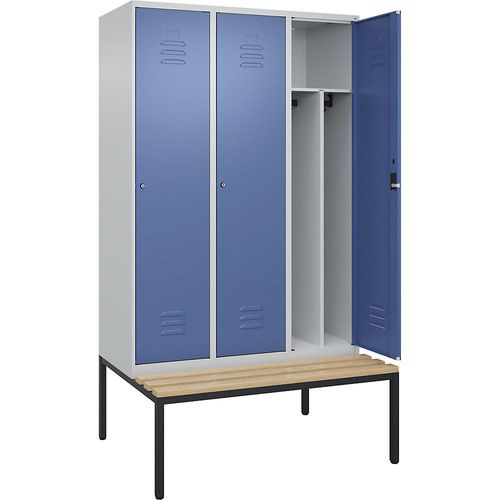 4066681819481 - Schwarz-Weiß-Spind Classic PLUS Sitzbank schmal 3 Abteile Trennwand verkürzt lichtgrau   fernblau B 1200 mm Zylinderschloss untergebaut Buche-Hartholz C+P