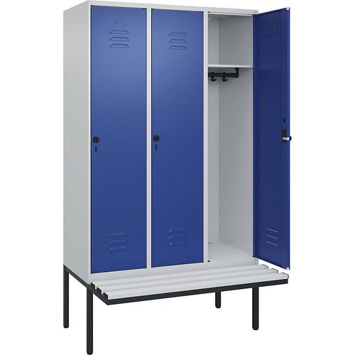 4066681787629 - Spind Classic PLUS Sitzbank 3 Abteile lichtgrau enzianblau B 1200 mm Sicherheits-Drehriegel auskragend Kunststoff C+P 4066681787629 - Spind Classic PLUS Sitzbank 3 Abteile lichtgrau enzianblau B 1200 mm Sicherheits-Drehriegel auskragend Kunststoff C+P