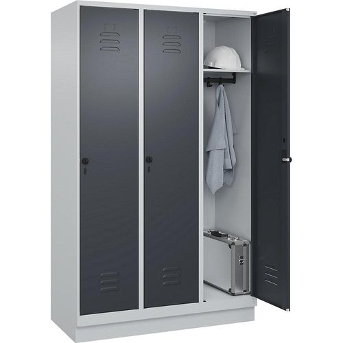 4066681655577 - Spind Classic PLUS 3 Abteile lichtgrau   grau B 1200 mm mit Bodensockel Drehriegel