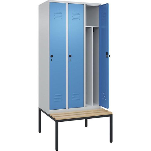 4066681744721 - Schwarz-Weiß-Spind Classic PLUS Sitzbank schmal 3 Abteile Trennwand verkürzt lichtgrau   lichtblau B 900 mm Sicherheits-Drehriegel untergebaut Buche-Hartholz C+P